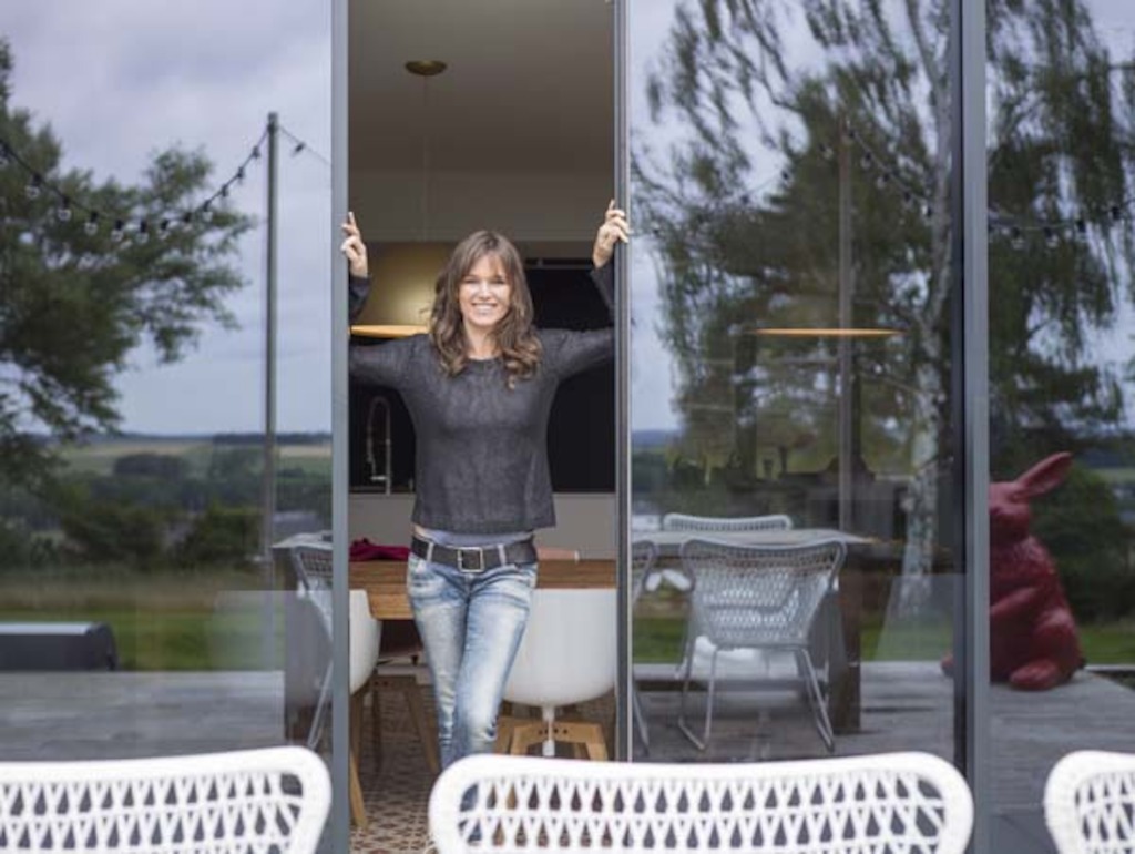 Pascale Naessens in Het huis (c) VRT / Polle Van Rooy