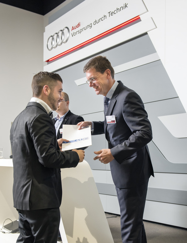 Michael Schmid overhandigt diploma aan