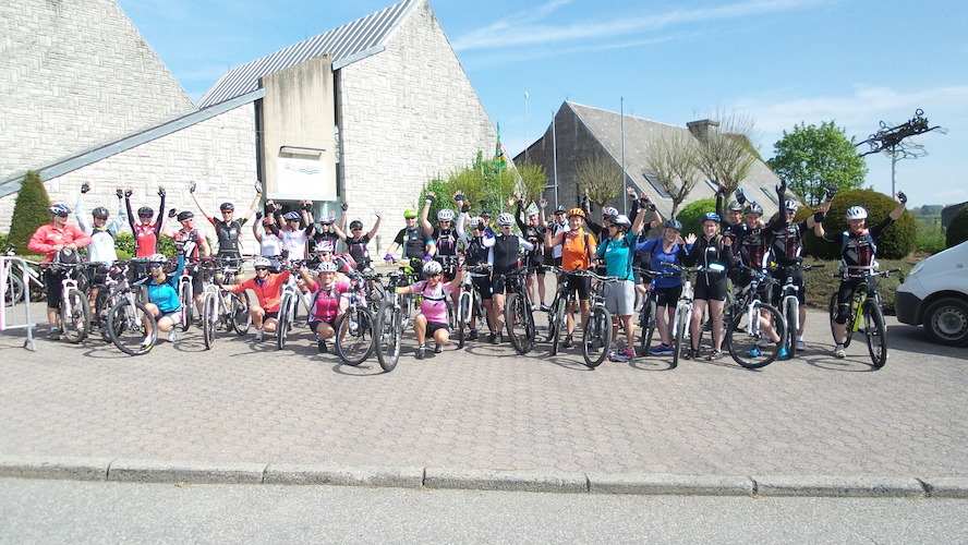 Mannen en vrouwen mountainbiken 4 dagen lang voor Think-Pink