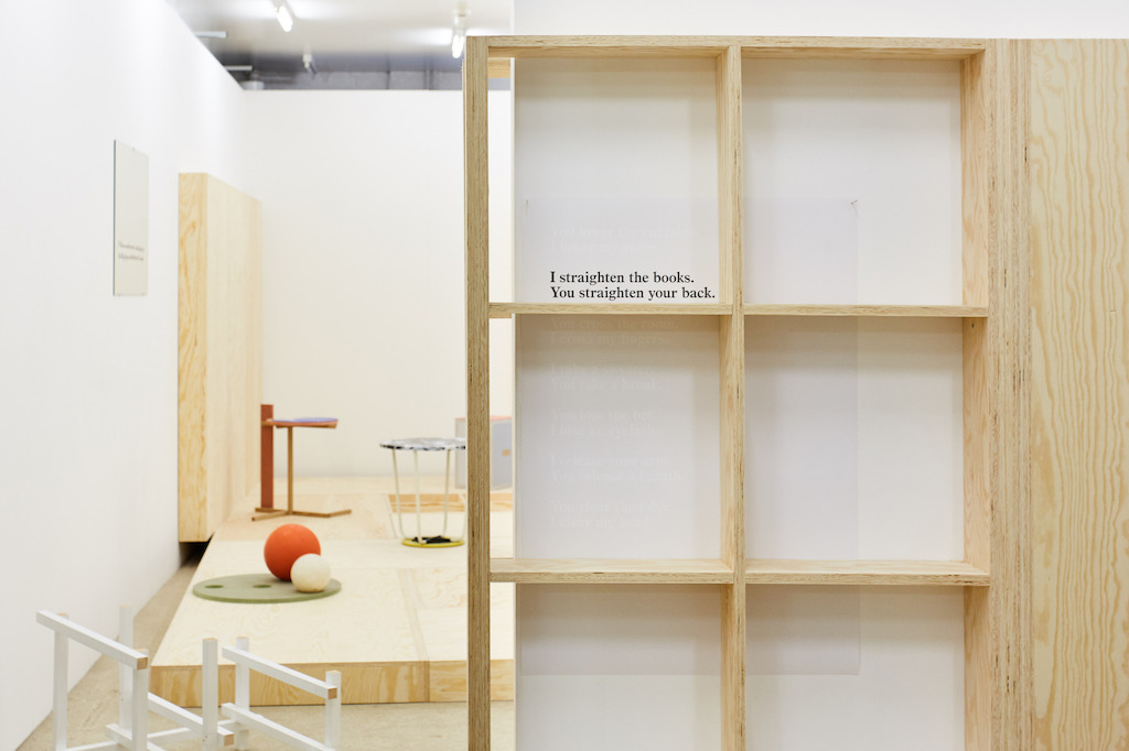 'You Open the Door, I Open My Eyes' (laser print on paper) Emi Kodama, en op de achtergrond 'Living Room' (carpet and objects that could function as a stool or a coffee table when they're not a sculpture) Hans Demeulenaere