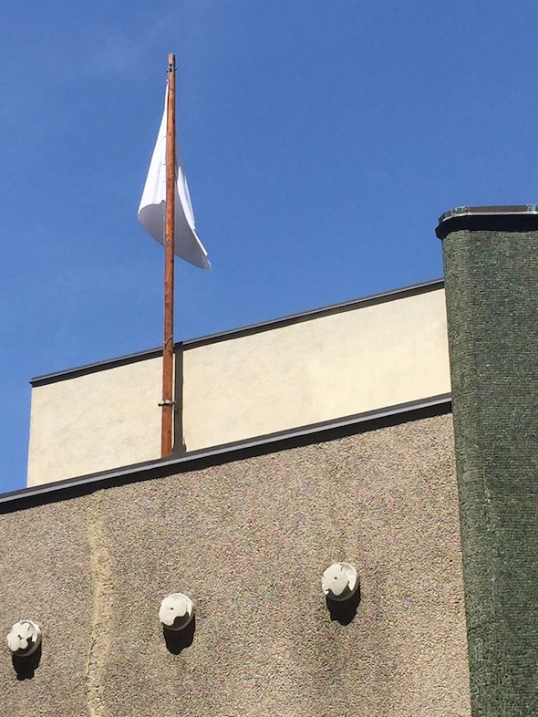 Op het Belgisch paviljoen dit jaar geen Vlaamse leeuw maar een witte vlag.