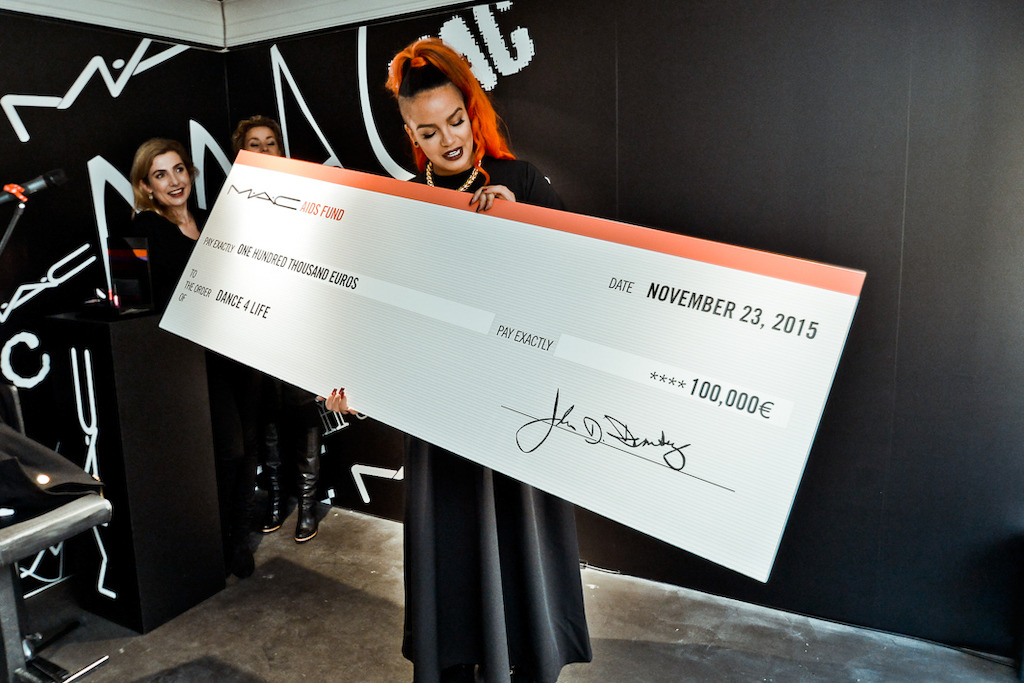 Cheque donatie M.A.C x dance4life