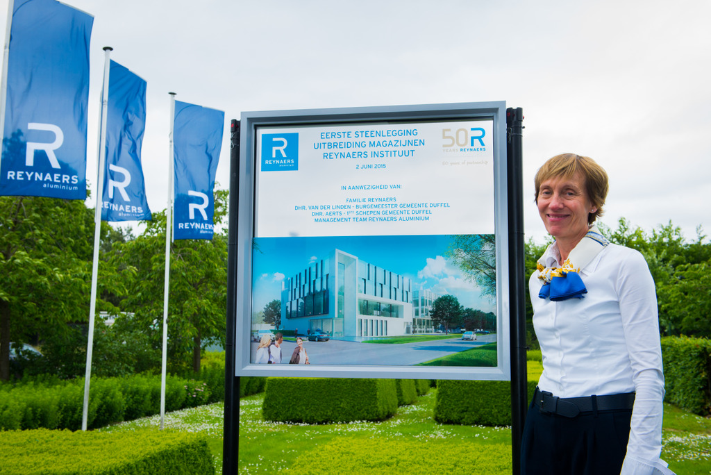 CEO Martine Reynaers bij het informatiebord over de eerste steenlegging
