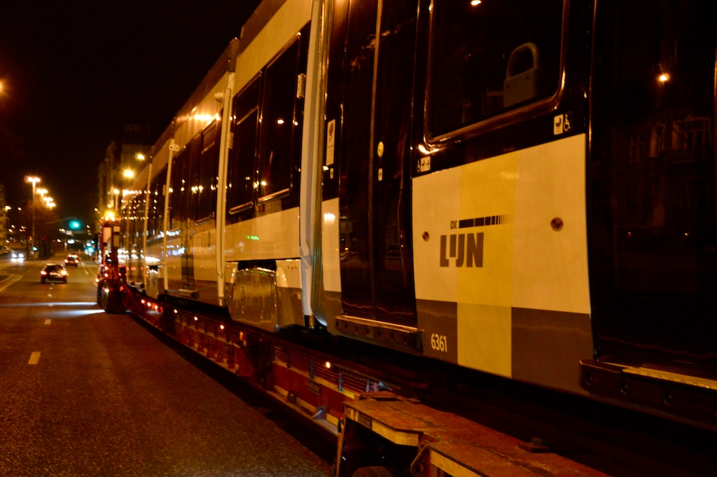 De levering van een nieuwe Albatrostram in Gent: een uitzonderlijk transport (60 meter lang, 80 tot 90 ton). Ter hoogte van Ter Platen. (2)