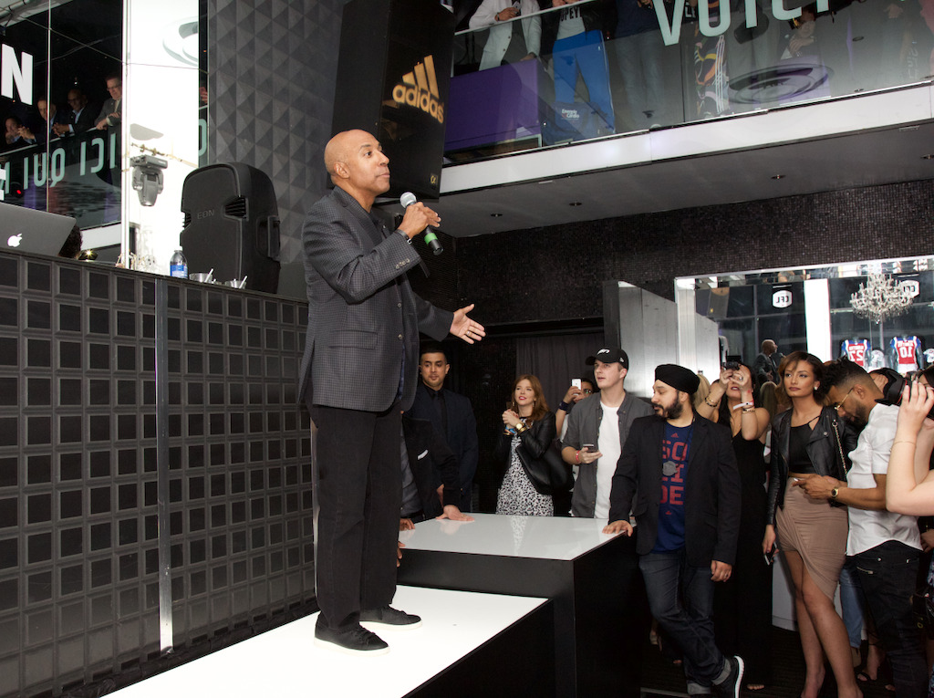 Jeffrey L. Orridge s'adresse aux invités avant la prestation de Taboo. (Photo: Katya Koroscil)