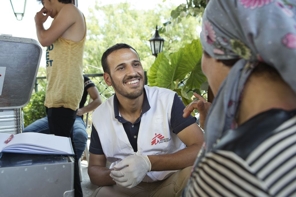 Evzonoi. Grèce. Le docteur Hassan de MSF en consultation avec une patiente syrienne.