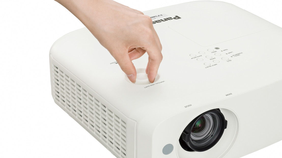 Nuevos proyectores LCD portátiles amplían la gama Panasonic para educación y oficinas