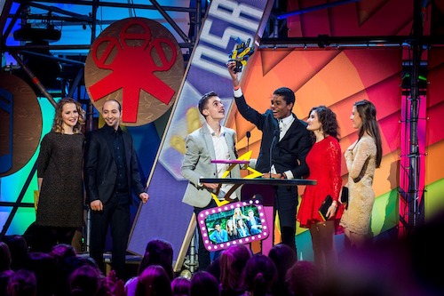 Gala van de Gouden K's 2014 - De cast van D5R krijgt de Gouden K voor de Ketnetreeks van het jaar uit handen van Joy Anna Thielemans & Nawfel Bardad-Daidj uit Thuis- (c) VRT-Frederik Beyens