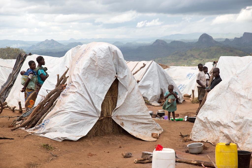 Over 5.800 Mozambican nationals have camped in the village of Kapise 2 in Malawi after fleeing their homes in Mozambique. The overcrowding and the nature of the makeshift constructions in the camp, made of foraged wood and grass, make it a fire hazard. © James Oatway / MSF