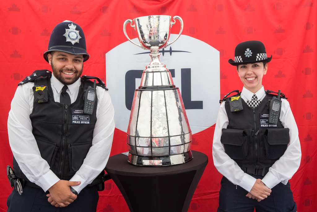 La Coupe Grey avec deux représentants de la Metropolitan Police. Crédit photo : Jim Ross / LCF.
