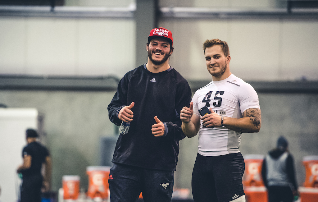L'espoir Matt Singleton et son frère Alex Singleton (Stampeders) lors du camp d’évaluation de la LCF, présenté par adidas. Crédit : Johany Jutras/LCF