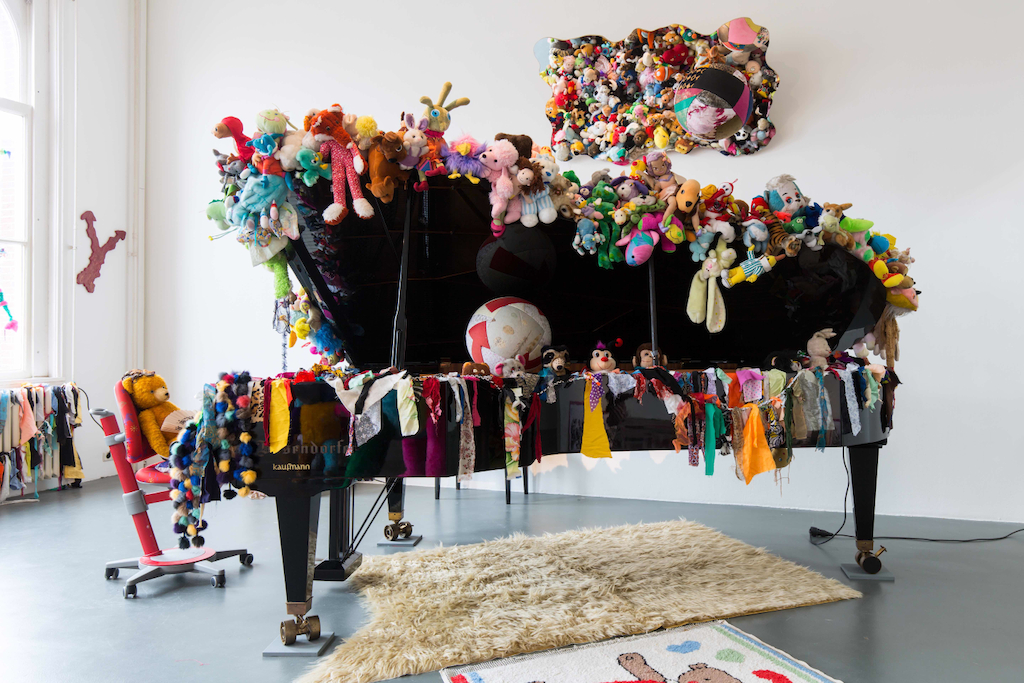 Charlemagne Palestine - Strummminggg-in-Charleworlddd 26/03 CENTRALE for contemporary art © Charlemagne Palestine, GesammttkkunnsttMeshuggahhLaandtttt', expo Witte de With Center for Contemporary Art, 2016, photo Aad Hoogendoorn
