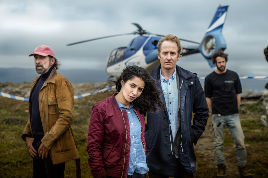 Rutger Burlin (Peter Stormare), Kahina Zadi (Leïla Bekhti), Anders Harnesk (Gustaf Hammarsten), Thor (Richard Ulfsäter) - (c) Studiocanal
