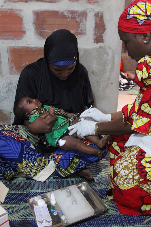 At her 10-week appointment, Nana Hanissa is also vaccinated against eight antigens: polio / Pentavalent 2 / whooping cough / hepatitis B / diphtheria and tetanus.