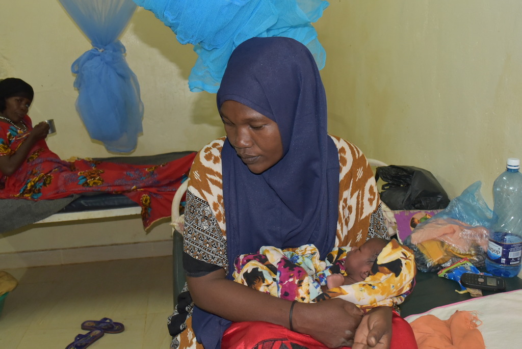 A mother prepares to return home after she successfully delivered a baby boy at the MSF hospital in Dagahaley, Dadaab. Each month, there are approximately 285 deliveries in the maternity ward. Photographer: Mohamed Ali