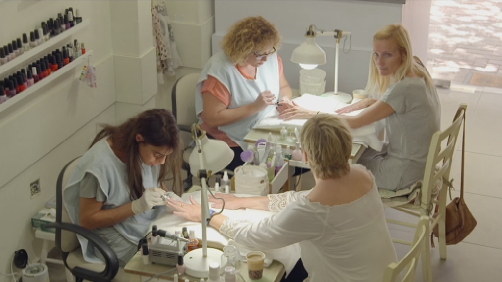 Nardy neemt Annemie mee naar het nagelsalon in Israël