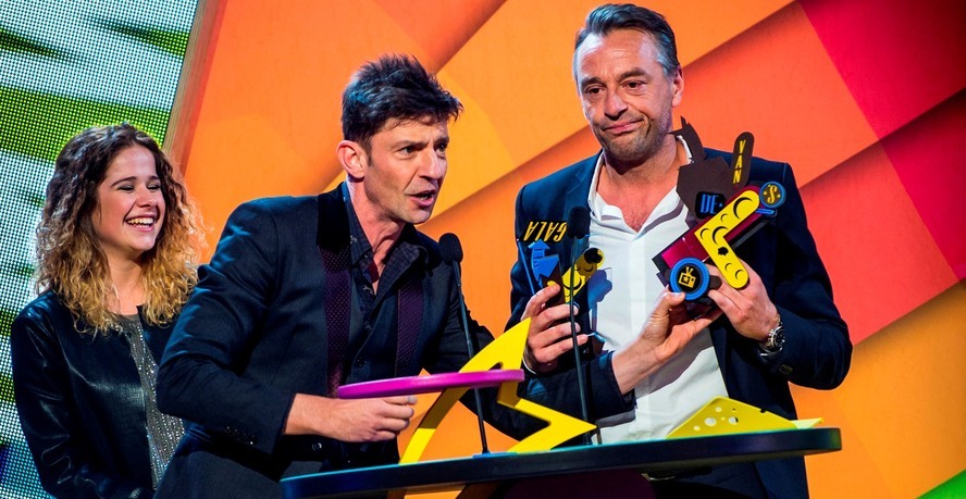 Koen Wauters ruïneert trofee Tom Waes op Gala van de Gouden K's