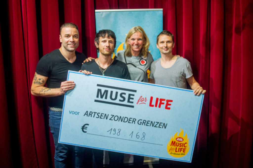 Muse overhandigt de cheque van 198.168 euro aan Artsen Zonder Grenzen<br/>(c) Studio Brussel / Jokko