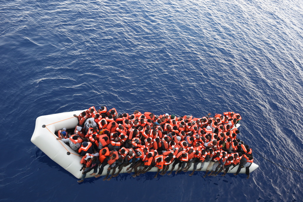 8 juin 2016. Trois bateaux transportant 150 personnes chacun sont secourus en Méditerranée par le Bourbon Argos. Ces personnes seront emmenées jusqu’en Sicile, en Italie. © Sara Creta