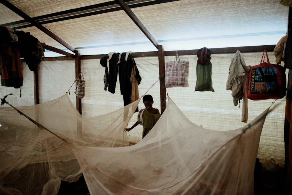MSF159658<br/>Interior of a large shelter at a displaced persons camp in Benzvi, Bangui.