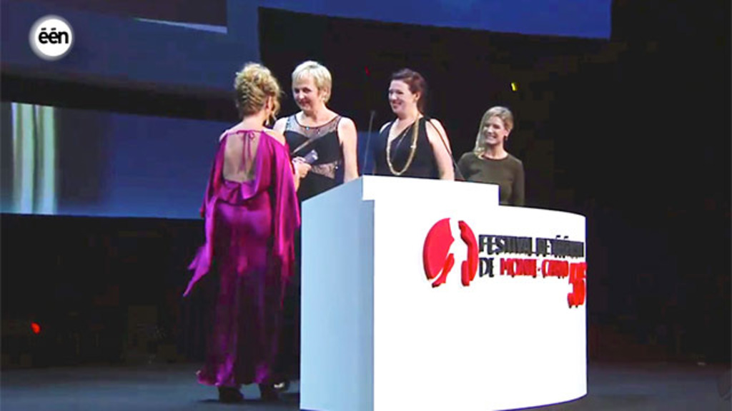 Annemie Struyf en Leentje Lybaert nemen de prijs in ontvangst (c) VRT