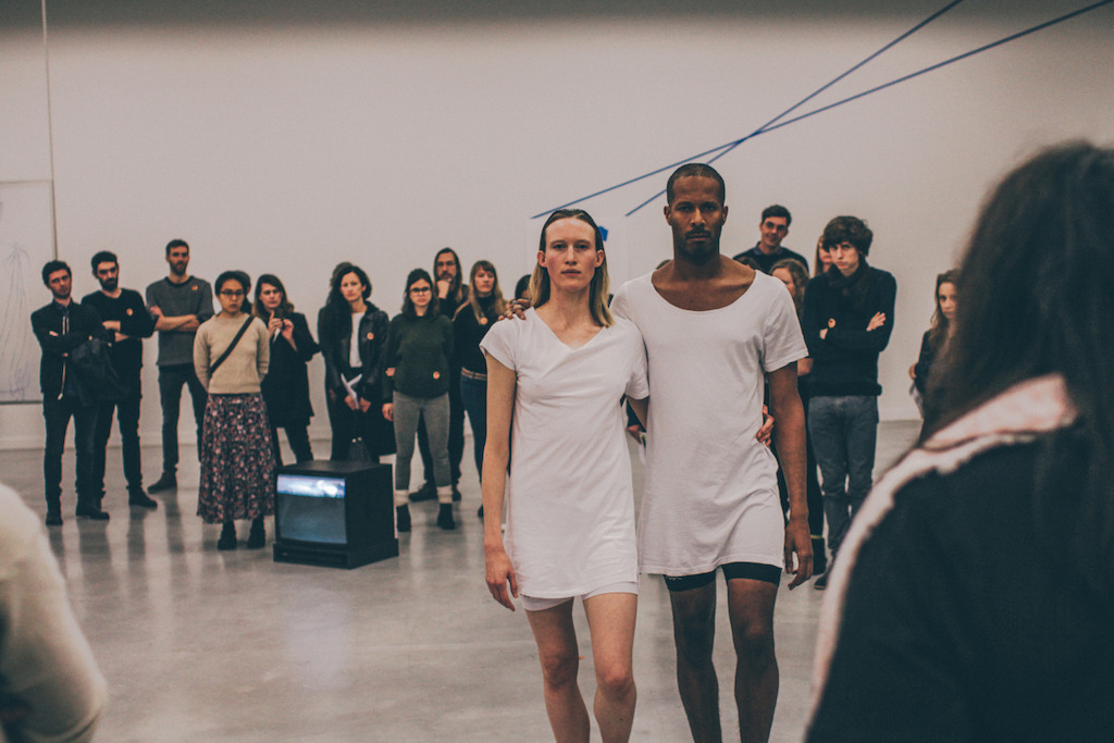 Jimmy Robert, A clean line that starts from the shoulder.<br/>Performance de Jimmy Robert avec Gala Moody au M - Museum Leuven, 19 novembre 2015<br/>Photo (c) Joeri Thiry