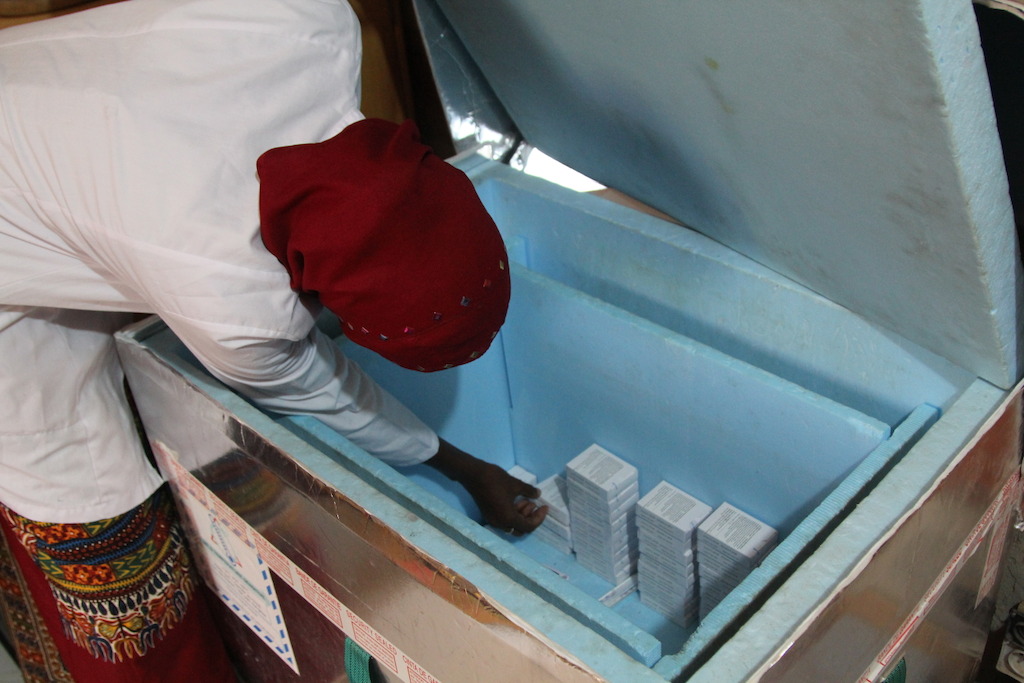 Every weekend, the five health centres report on their stock levels and requirements so that all of the necessary vaccines can be delivered to them in simple insulated boxes.