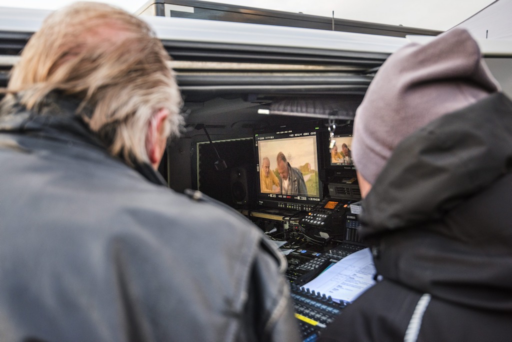 Pol Goossen en collega bekijken de opname (c) Alex Vanhee/VRT