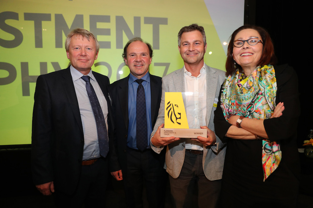 Van links naar rechts: Stéphane Vandendael, General Manager Sanofi Genzyme Belux, Philippe Muyters, Vlaams minister van Werk, Economie, Innovatie en Sport<br/>Gunther Pauwels, General Manager Sanofi Geel, Claire Tillekaerts, gedelegeerd bestuurder Flanders Investment & Trade