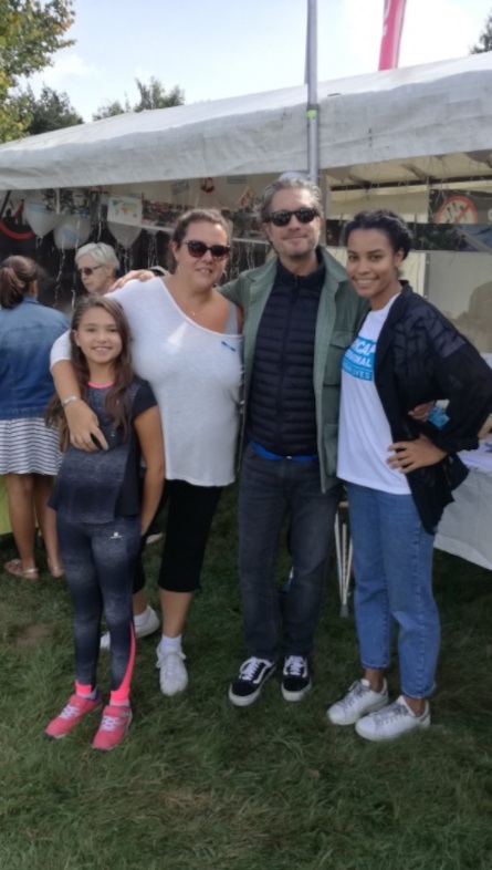 Charlie Dupont avec l'équipe de Handicap International.