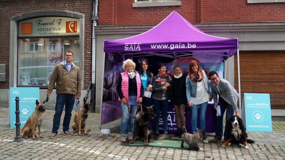 Le Ministre Antonios Antoiniadis et l’Echevin Philippe Hunger, accompagnés de leurs chiens, présents aujourd’hui au stand de GAIA, sur le Marktplatz à Eupen.