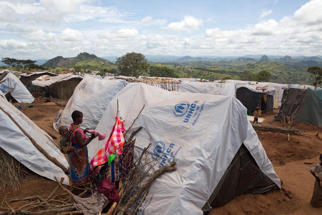 Over 5.800 Mozambican nationals have camped in the village of Kapise 2 in Malawi after fleeing their homes in Mozambique. The overcrowding and the nature of the makeshift constructions in the camp, made of foraged wood and grass, make it a fire hazard. © James Oatway / MSF