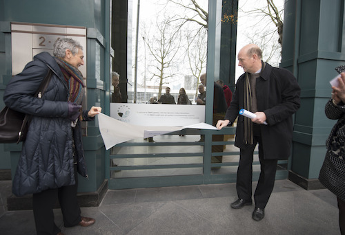 Onthulling van het EMAS label door Geert Cromphout, Directeur Facilitair KBC en Regine Peeters, adjunct algemeen directeur Leefmilieu Brussel.