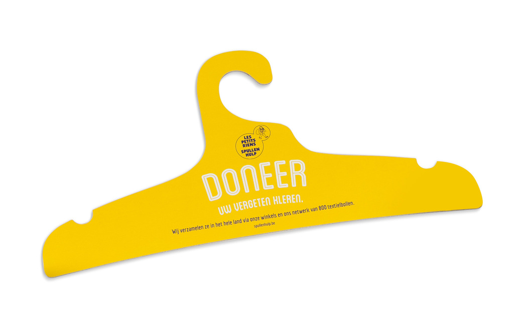 De gele kleerhangers.