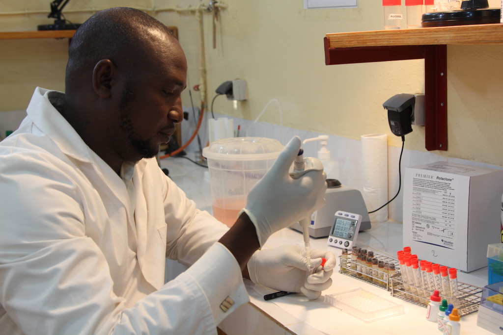 In the laboratory of Maradi, a team of a dozen people receive about 1,200 specimens (blood, urine/stool, mothers' breast milk...) every week, to be analyzed for the trial.