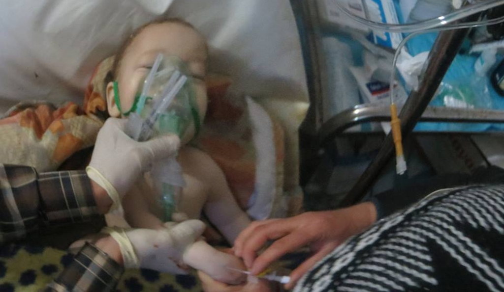 System identifier<br/>: MSF142995<br/>Title<br/>: Victims of chlorine attack<br/>Photographer / cameraman<br/>: Unknown<br/>Countries:<br/>Syria <br/>Description<br/>: A small child is treated after a chlorine attack. Victims of the attack were brought to an<br/>MSF supported hospital in Saremin in the region of Idlib, Syria