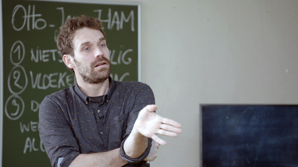 Otto-Jan Ham geeft les over afkomst in De klas (c) VRT