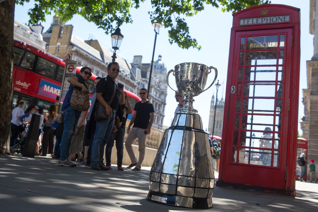 La Coupe Grey Cup devant l'iconique boite téléphonique rouge en arrière-plan. Photo: Jim Ross/LCF.