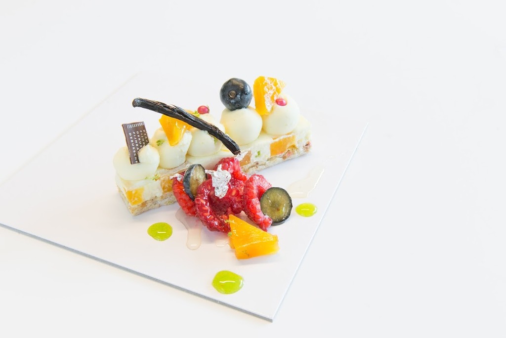Luchtige anglaise crème geparfumeerd met thaiti vanille stokjes met en merengue eventjes gekarameliseerd en wat vers fruit