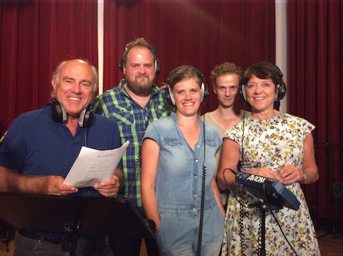 De cast van "Café Cuba" in de opnamestudio