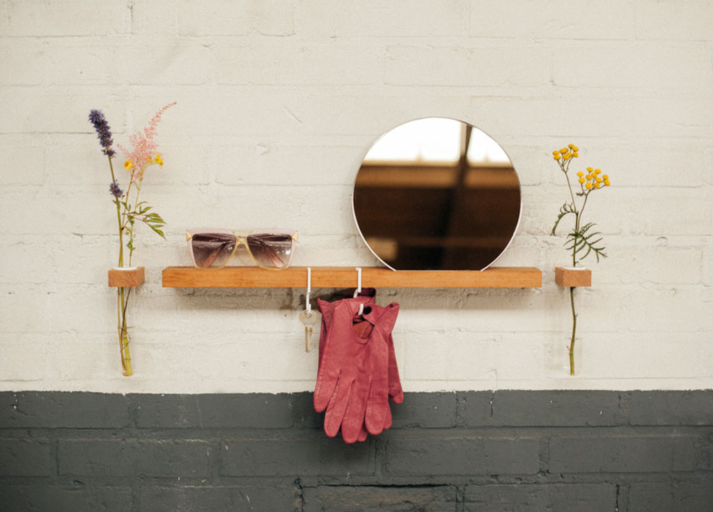 FIGR1 <br/>- miroir reflector - €35,95<br/>- étagère murale - €37,99<br/>- containers - €23,95