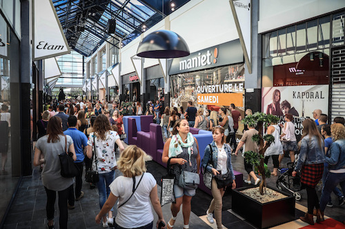 Eén op drie Belgen wacht speciale koopjes af om te gaan shoppen