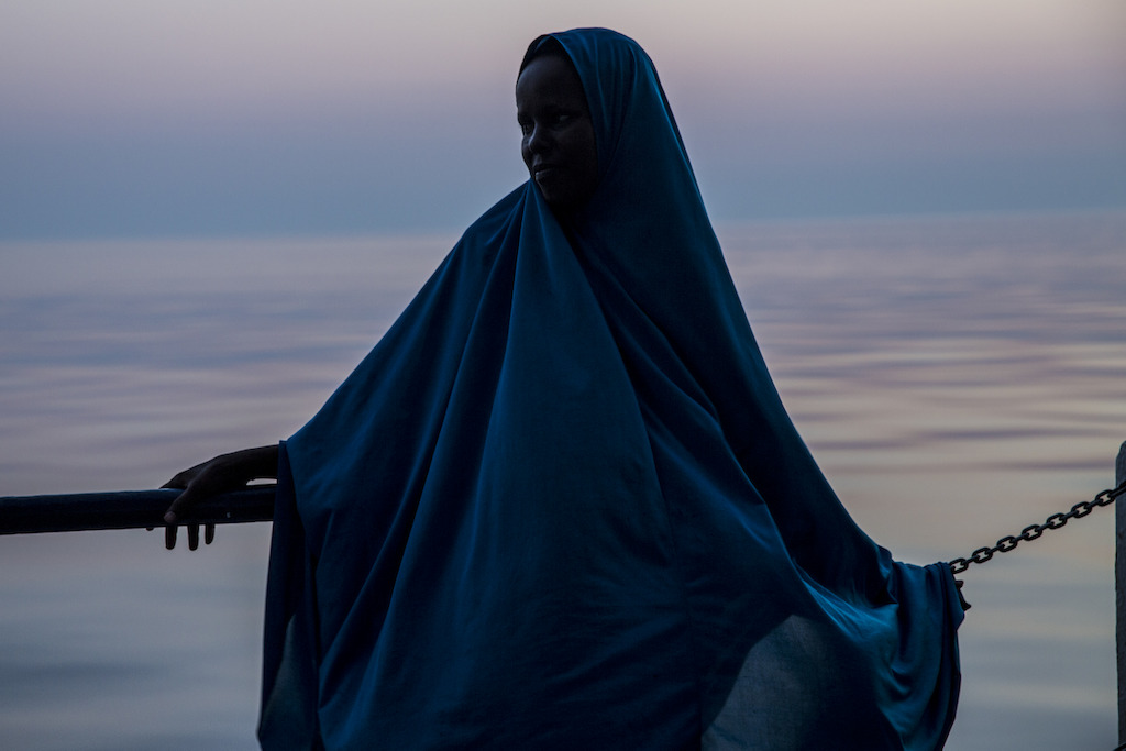 © Anna Surinyach/MSF<br/>Fathema, une jeune fille de 15 ans, a fui la pauvreté et la violence de la Somalie comme bon nombre de ses compatriotes. Elle a été secourue par une équipe de Médecins Sans Frontières alors qu’elle était sur un bateau surchargé sur la Méditerranée.