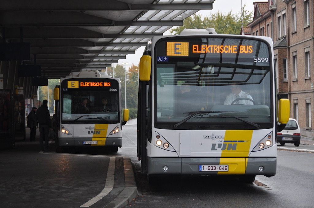 2 inductief geladen, volledig elektrische bussen aan 't Zand in Brugge.