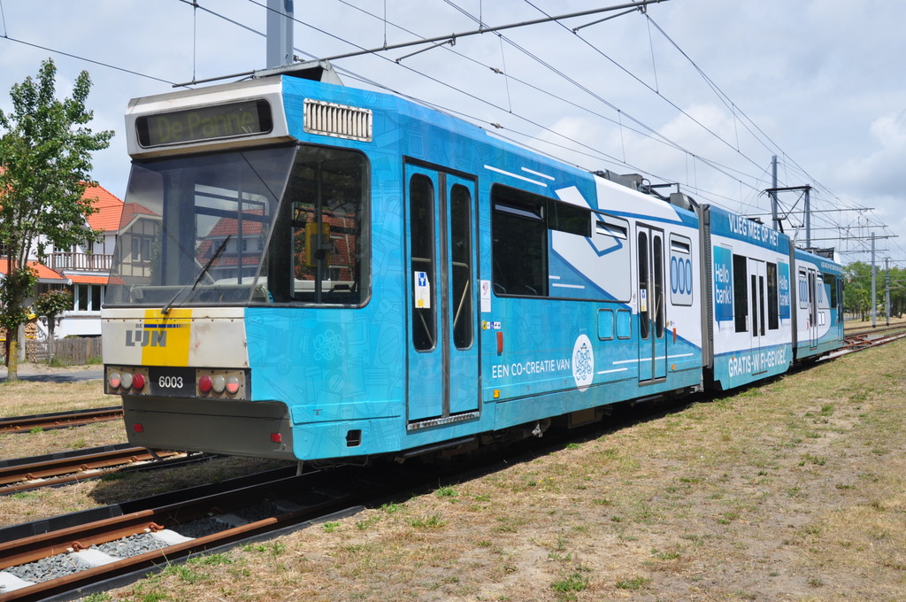 Een van de twee speciale wifi-Kusttrams van De Lijn. De creatievelingen van Urban Crafts gaven deze tram het uitzicht van een vliegtuig.