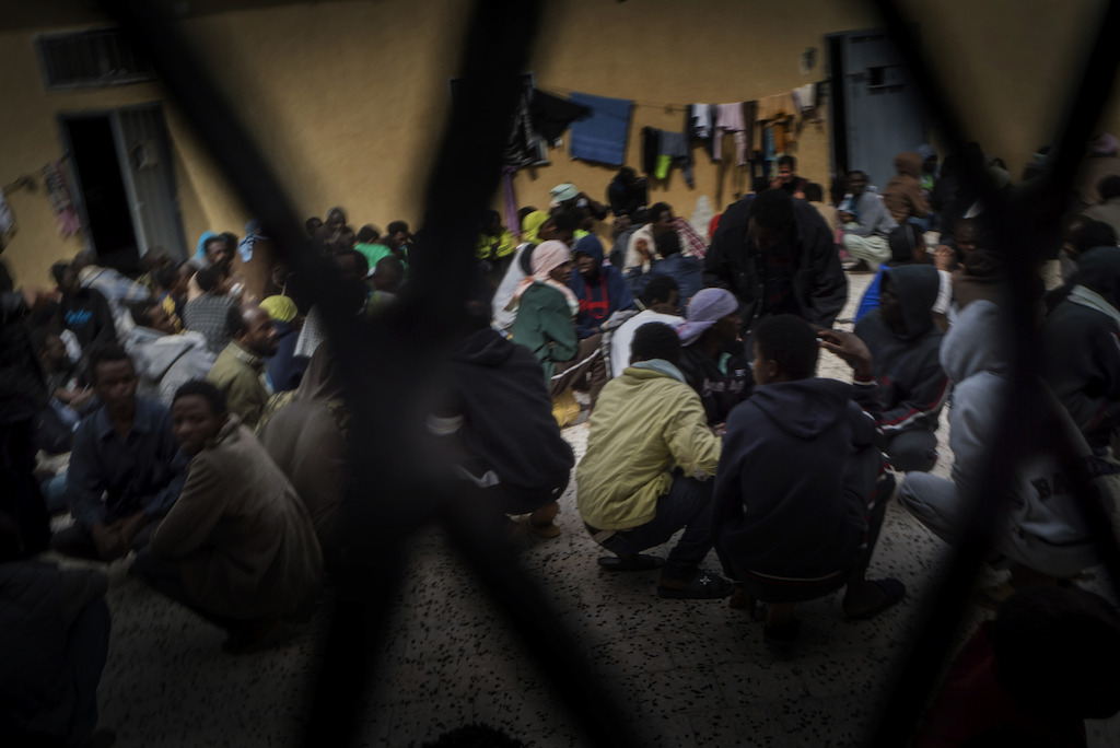 Des personnes dans un centre de détention à Tripoli, en Libye. © Ricardo Garcia Vilanova