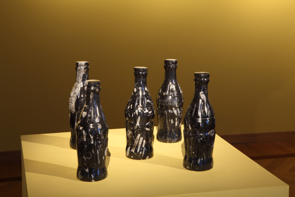 Lying Stone Hearts (Fake fossil series, two scorpions an trilobite), 2015 © Yto Barrada. Courtesy Sfeir-Semler Gallery, Hamburg/Beirut; Pace Gallery, Londen; Galerie Polaris, Paris<br/>Photo (c) Dirk Pauwels