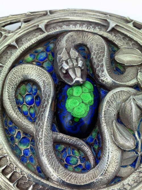 Hoogstaand vakmanschap, kostbare materialen en symbolische motieven.<br/>Koorkaphechtsel (detail), Dom Martin, ca 1924, abdij Keizersberg.