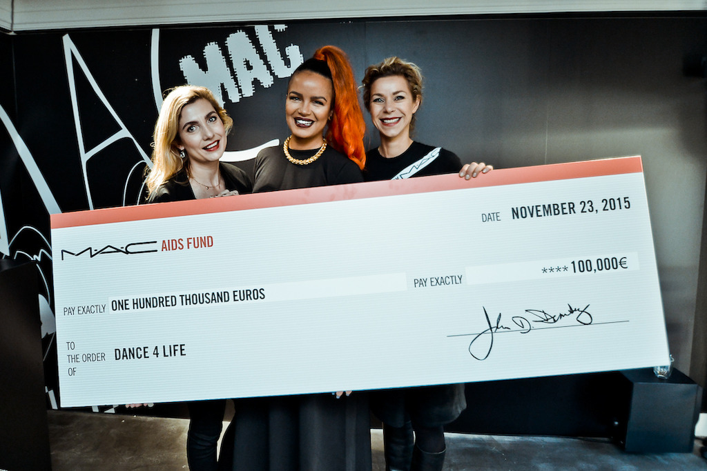 Cheque donatie M.A.C x dance4life