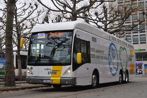 De eerste waterstofbus in België, bij de voorstelling op de Fr. Rooseveltplaats in Antwerpen. (foto: De Lijn)